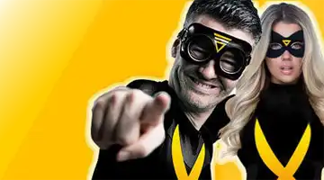 Изображение героя в стиле супергероя, указывающего на зрителя, рекламирующего бонус Приведи друга от Адмирал на ярком желтом фоне с женским персонажем-супергероем на заднем плане.